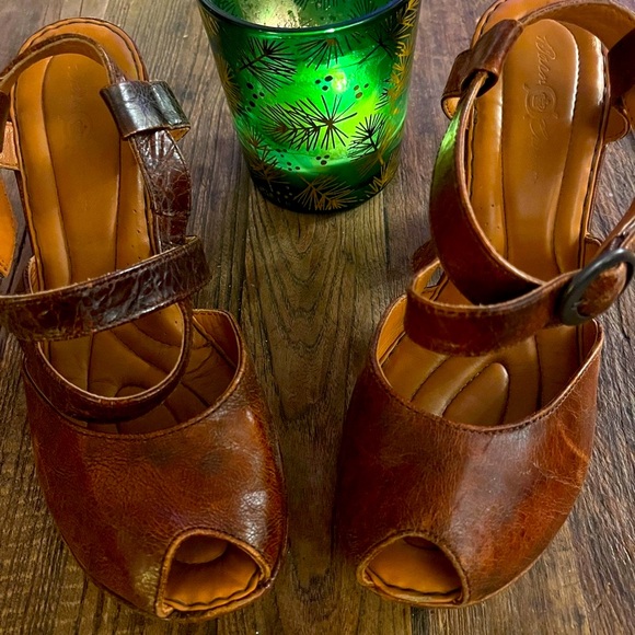 Brown Leather Women's Sandals - Picture 1 of 9